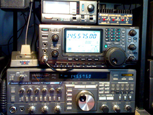 IC7400 e FT736 entrambi su 145.575 con polarizzazione di antenna diversa